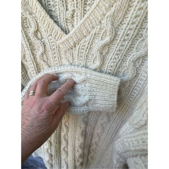 100% Virgin wool size Large V neck oversized sweater from Ecuador - Picture 4 of 5